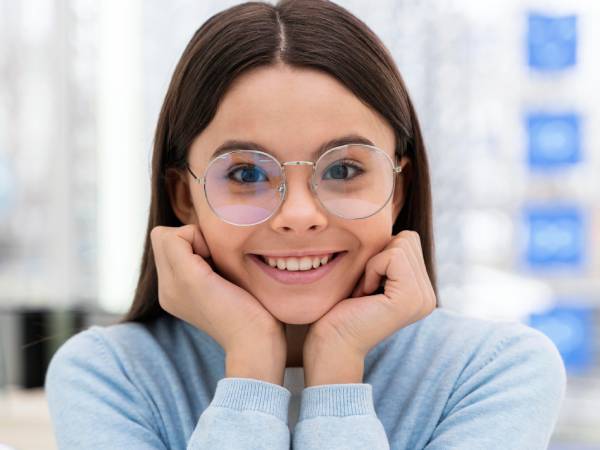 niña con gafas niña sonriente con gafas